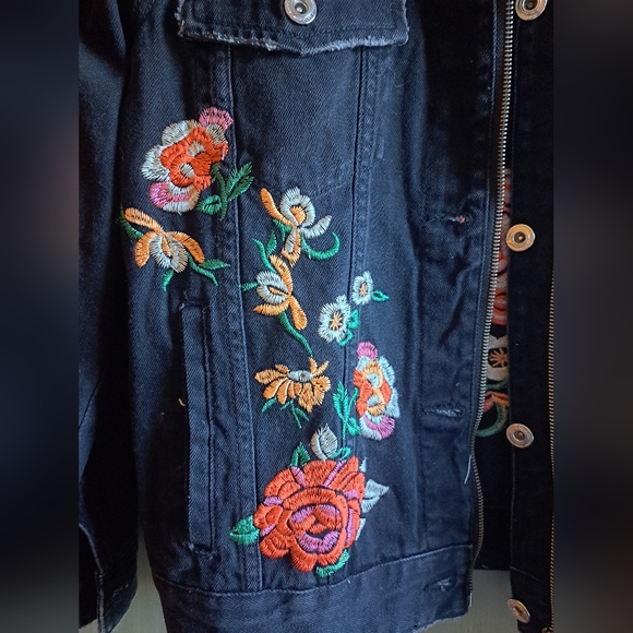 Zara Floral Embroidered black denim zip & button jacket. Size small - Picture 3 of 9
